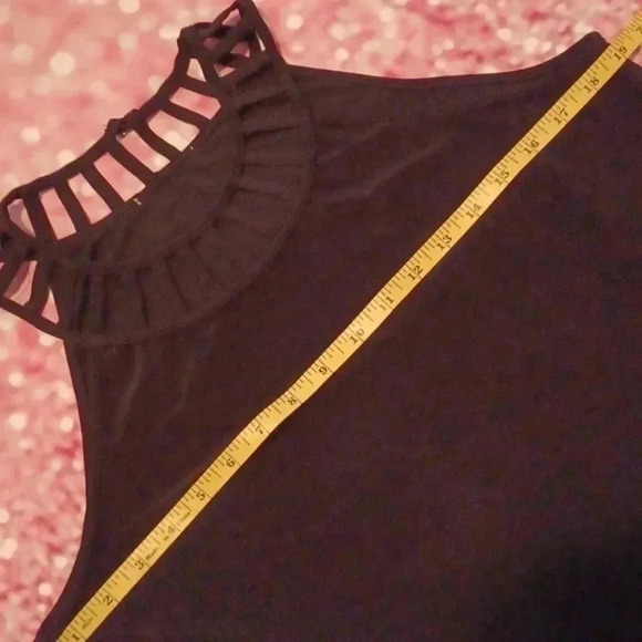 💙🏍 Black top with cute neckline - Picture 7 of 9